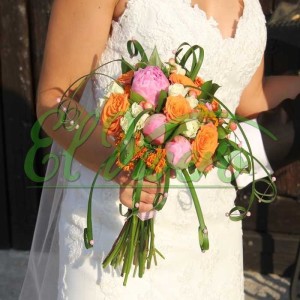 Lee más sobre el artículo Decorar con flores el espacio donde vas a celebrar tu boda.