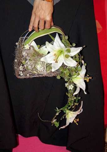 Este es un tipo bolso en ramos de novia realizado por Floristerías El Vivero