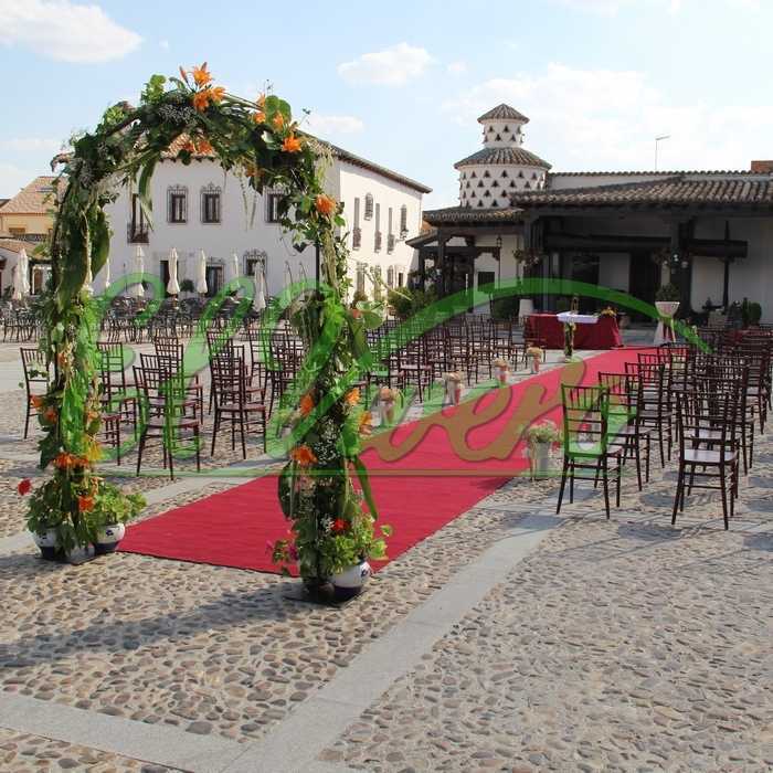 Este es un arreglo floral trabajado por Floristerías El Vivero para una celebración por lo civil de una boda. www.floristeriaselvivero.es
